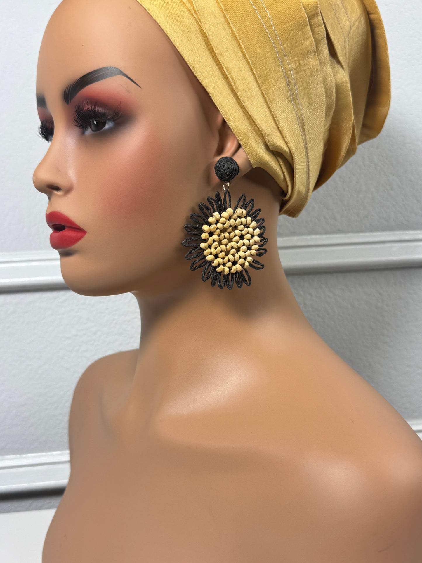 Afrocentric earrings (beige and black)