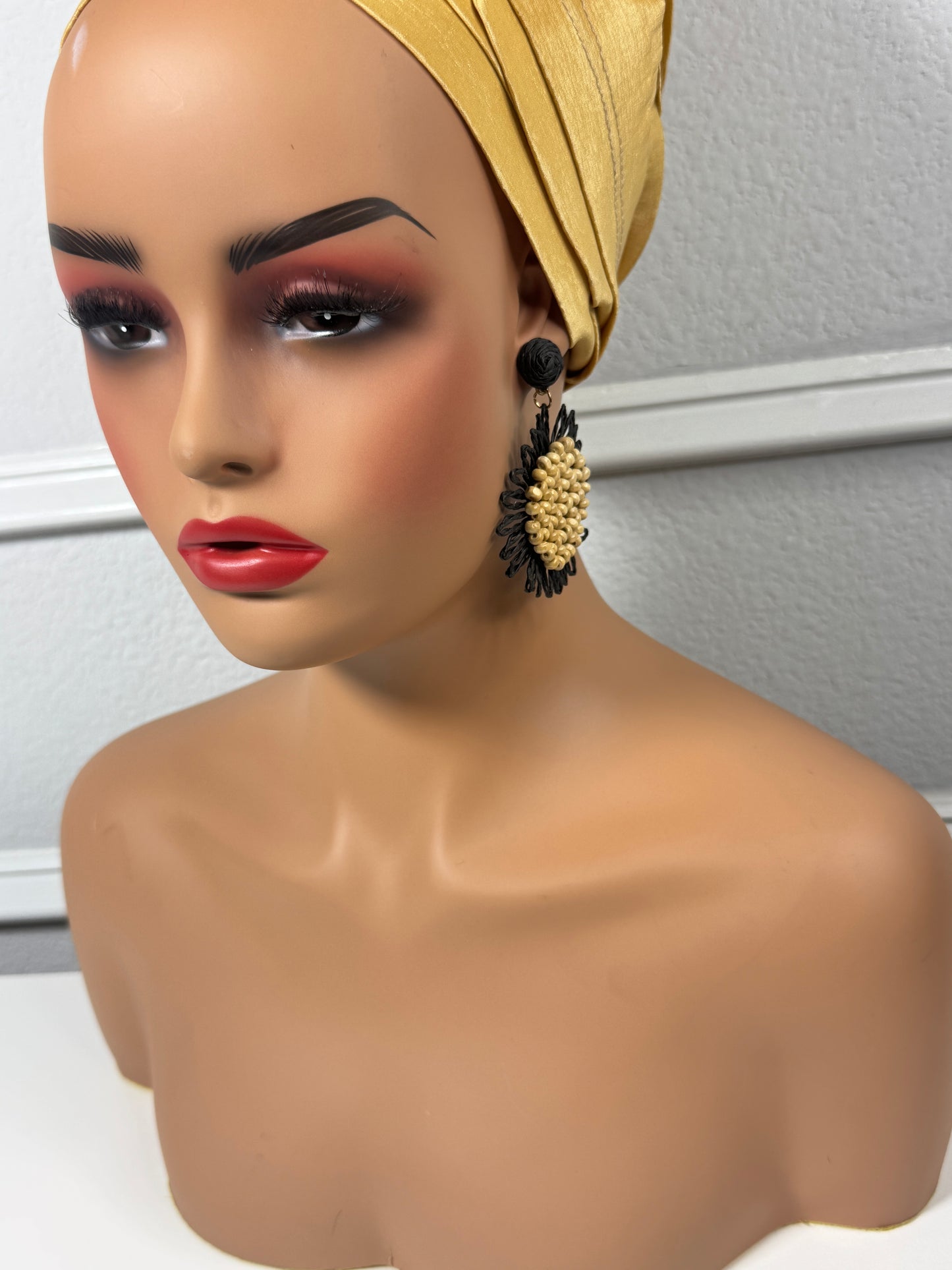Afrocentric earrings (beige and black)