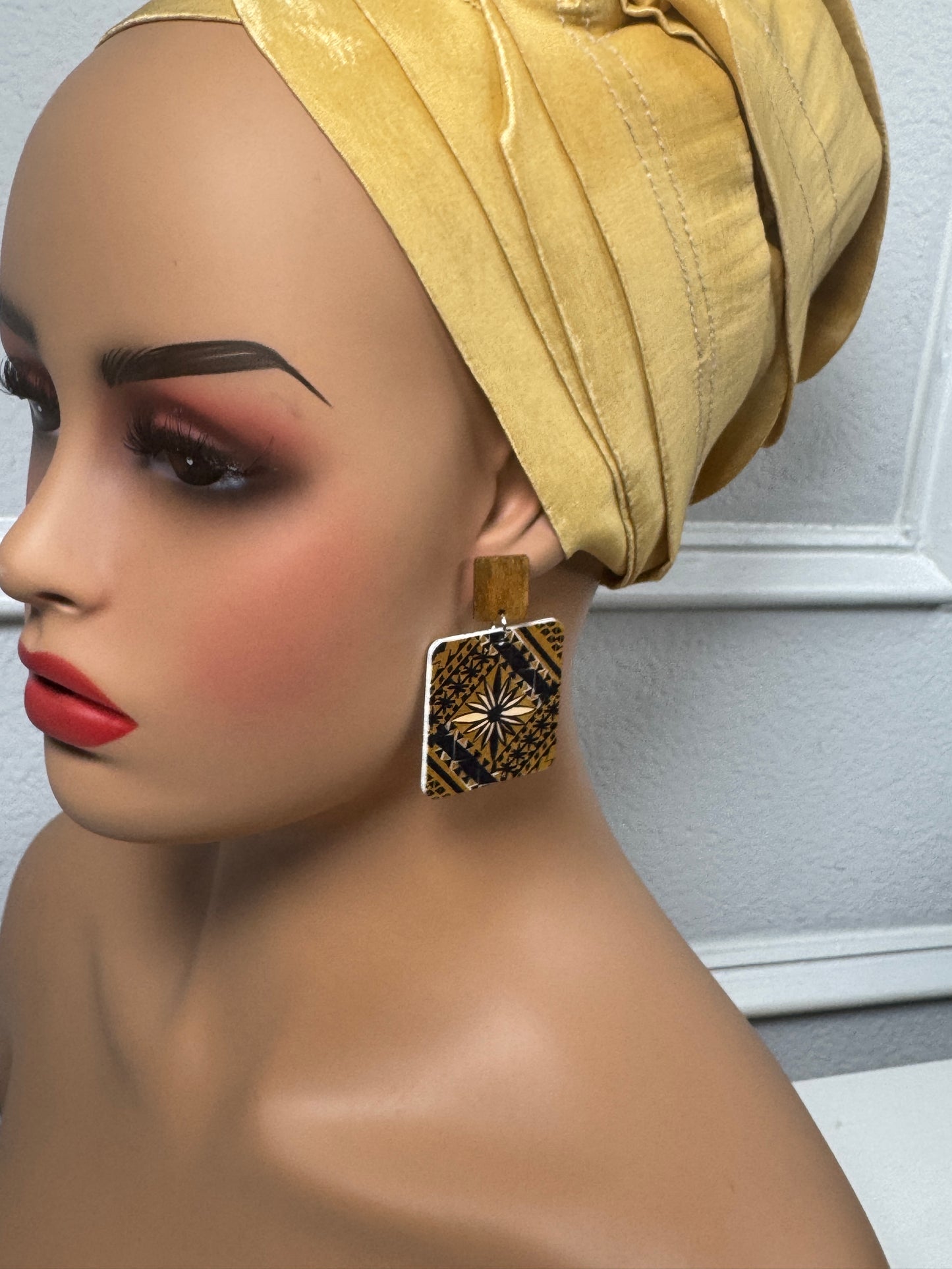 Afrocentric earrings (square black)